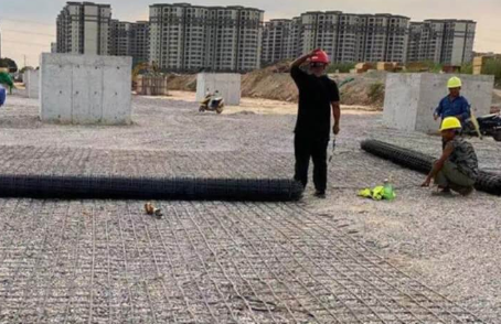 澄迈土工格栅铺设前地基要怎么处理？